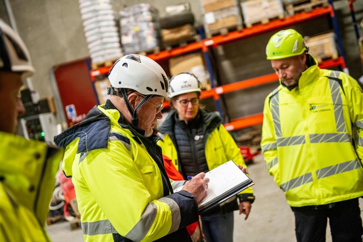 Personer på værksted på Grenaa Havn. Grenaa Havn iso 9001 14001 45001