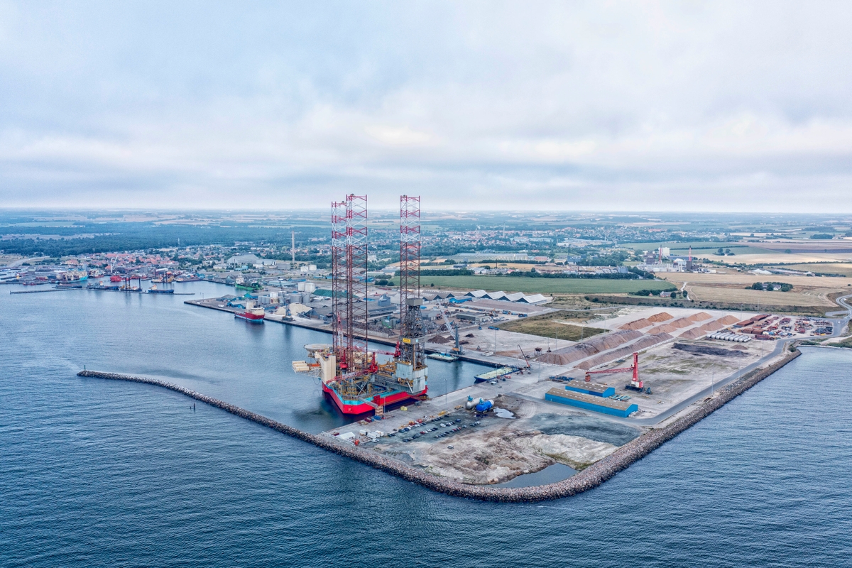 Rig is jacked up in Port of Grenaa