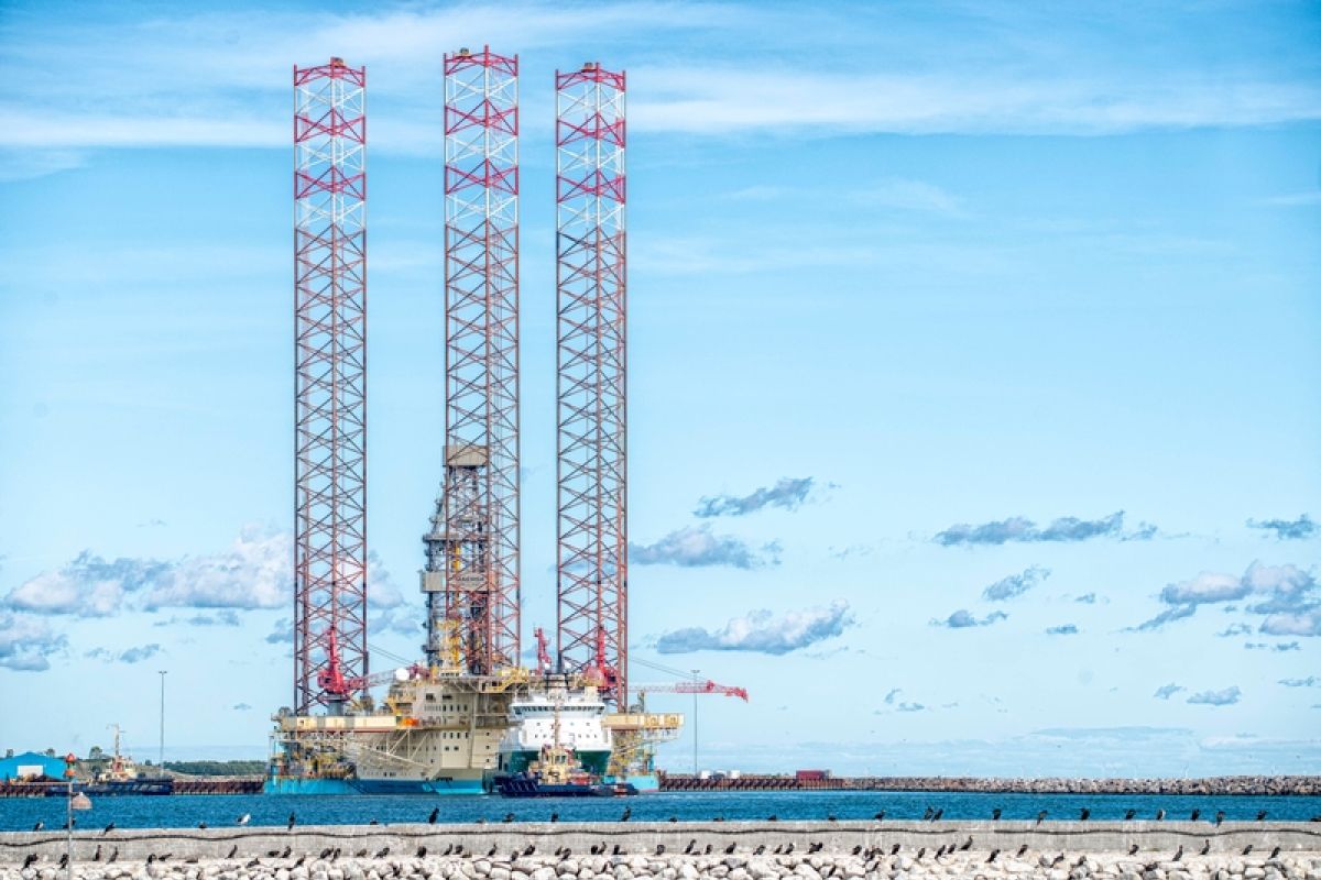 Rig ligger i Grenaa havn